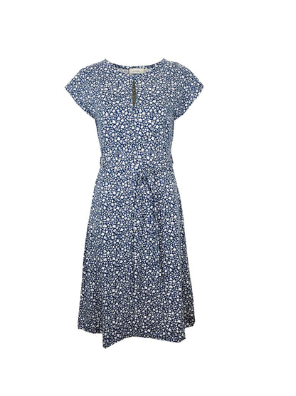 Kleid, Modell Cinthia mit blau-weißem Blumenmuster, kurzem Arm und schmeichelnder Taillenbetonung für femininen Stil