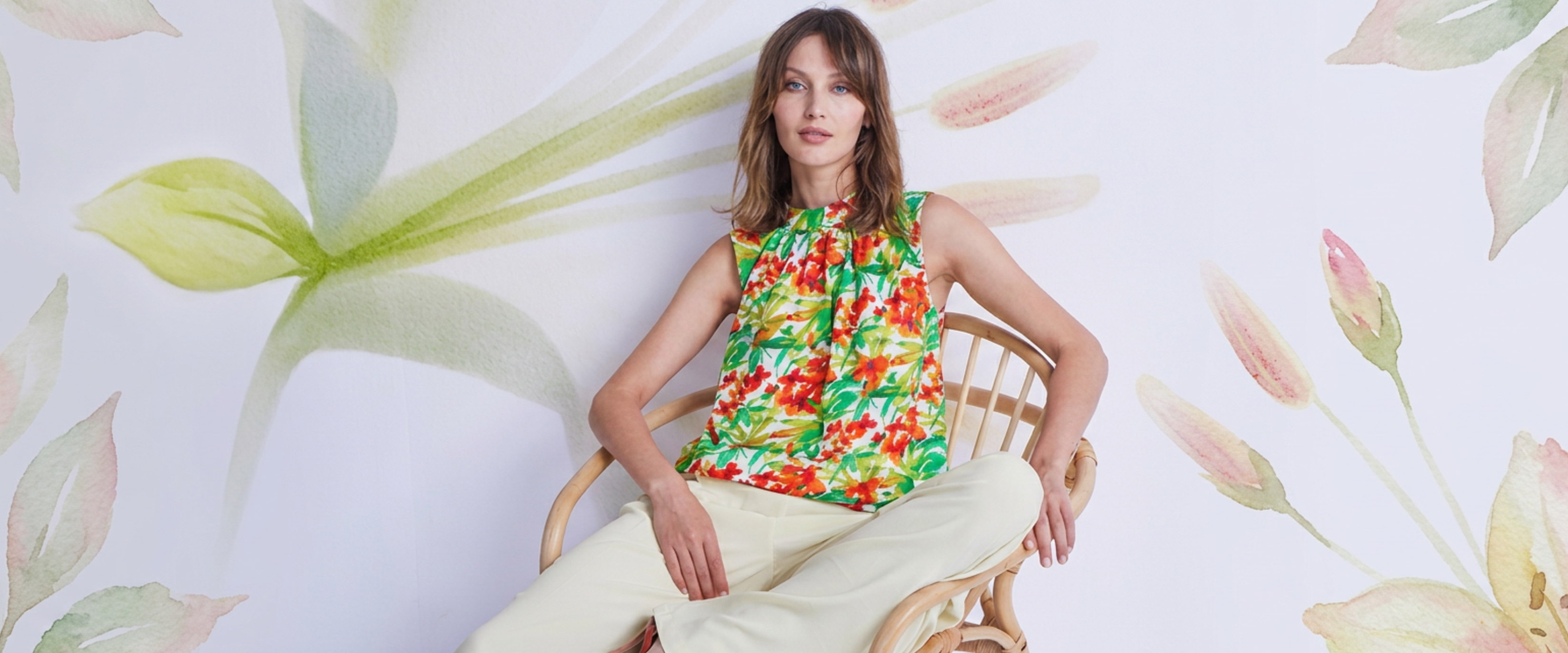 Frau mit blumigem Sommershirt